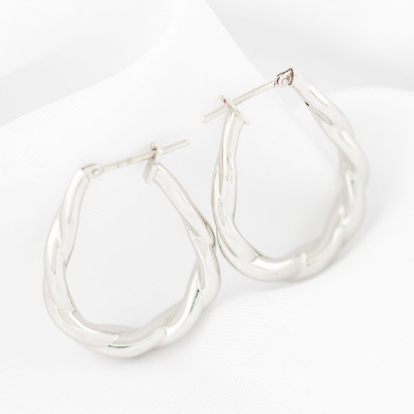 Arracadas torzal huecas en oro blanco 14 kilates.