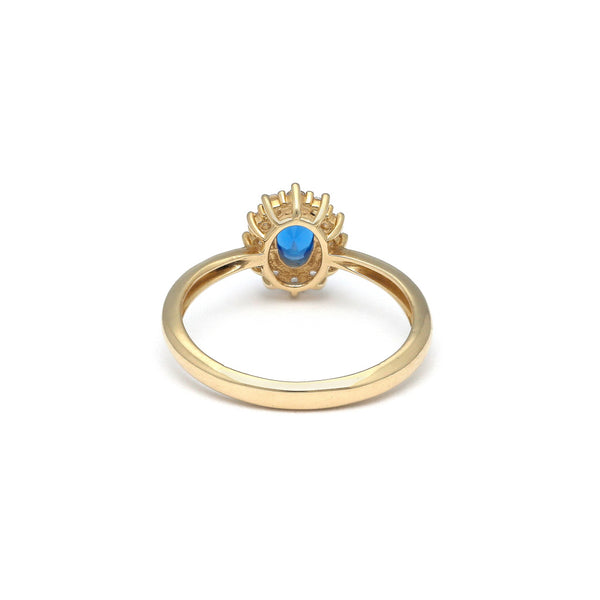 Anillo diseño especial con sintéticos en oro amarillo 14 kilates.