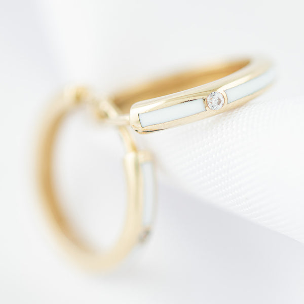Arracadas articuladas con circonias y esmalte en oro amarillo 14 kilates.