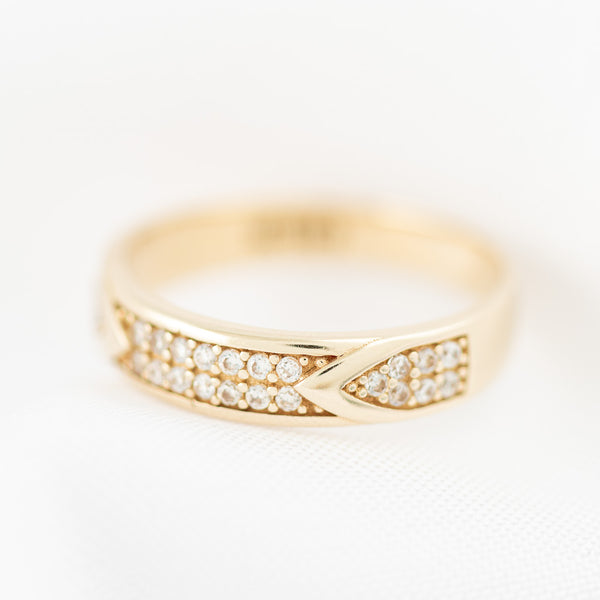 Anillo diseño especial con circonias en oro amarillo 14 kilates.