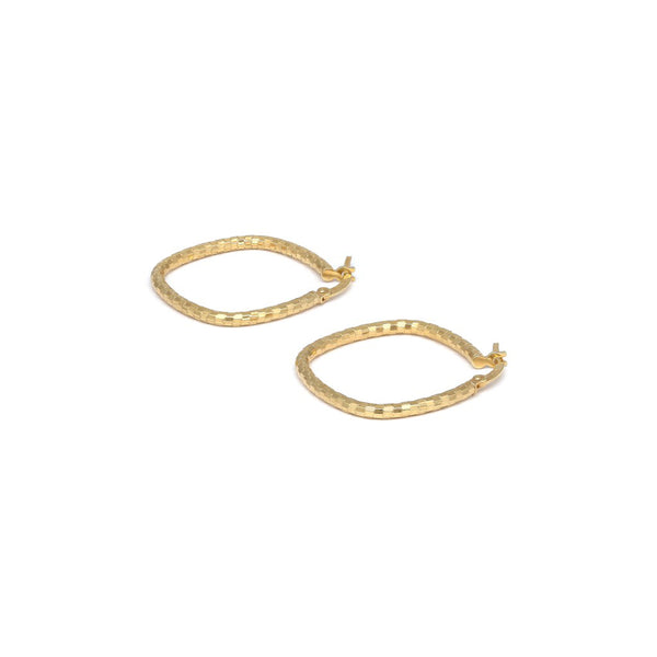 Arracadas diseño especial huecas en oro amarillo 14 kilates.