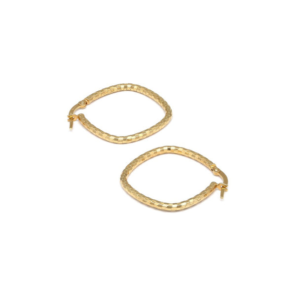 Arracadas diseño especial huecas en oro amarillo 14 kilates.