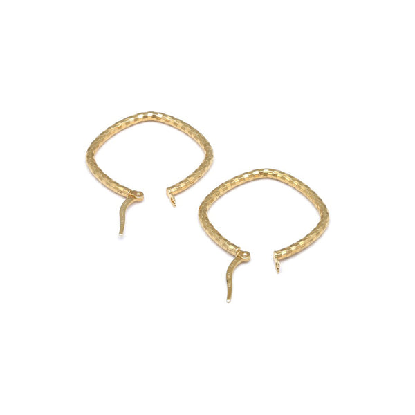 Arracadas diseño especial huecas en oro amarillo 14 kilates.