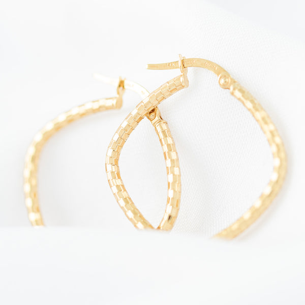 Arracadas diseño especial huecas en oro amarillo 14 kilates.