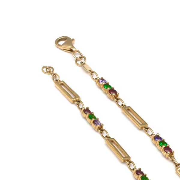 Pulsera eslabón combinado con aplicaciones y sintéticos en oro amarillo 14 kilates.