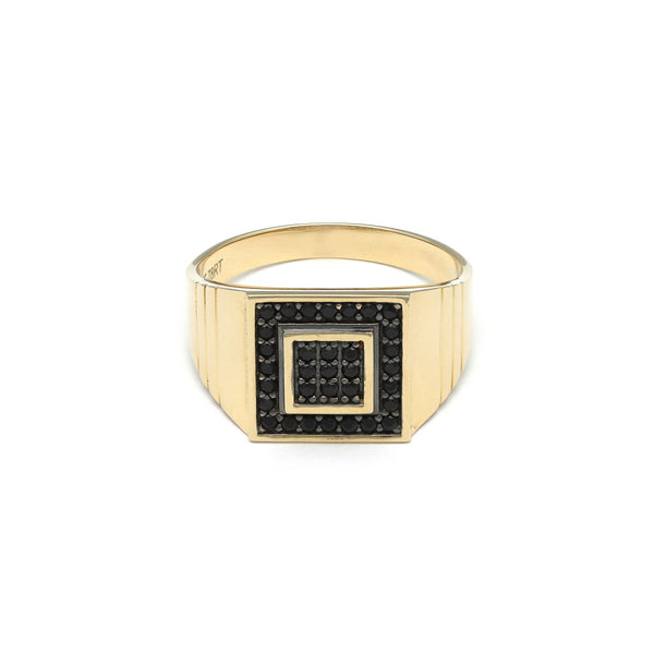 Anillo tipo sello con circonias en oro amarillo 14 kilates.