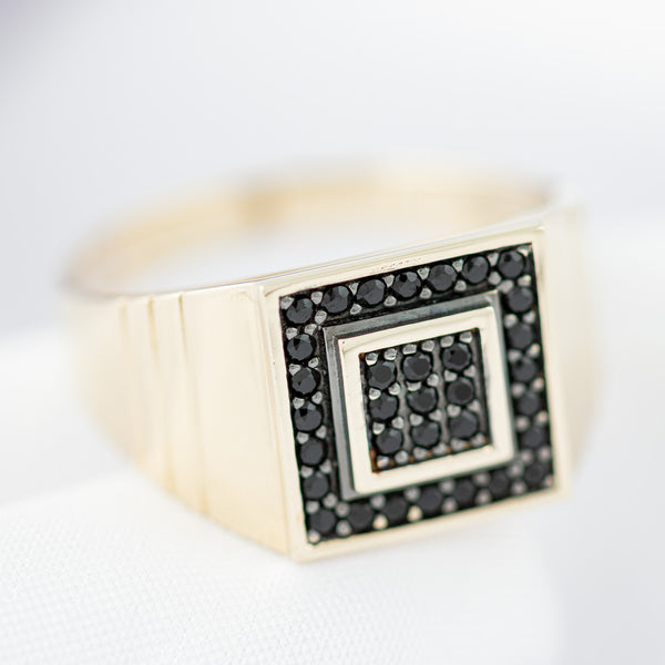 Anillo tipo sello con circonias en oro amarillo 14 kilates.
