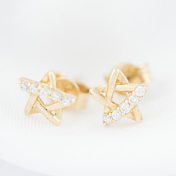 Aretes calados motivo estrellas con circonias en oro amarillo 14 kilates.