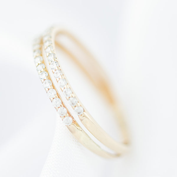 Anillo calado con circonias en oro amarillo 14 kilates.