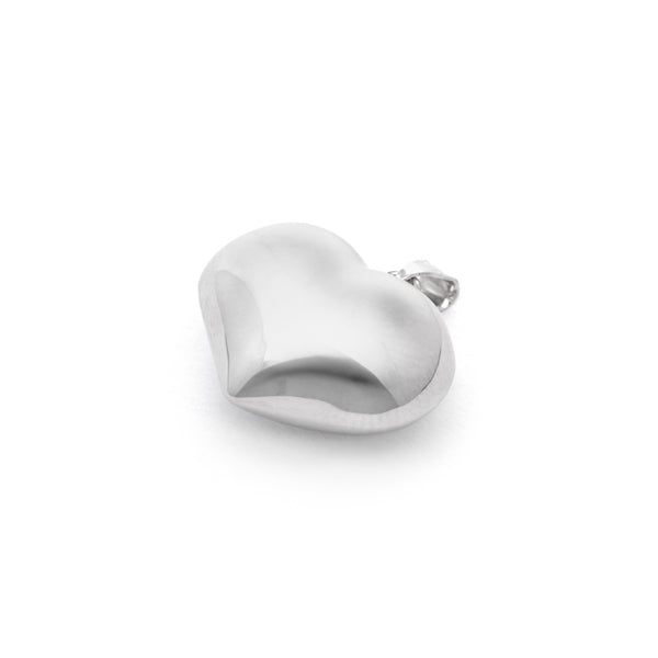 Dije hueco motivo corazón en oro blanco 14 kilates.