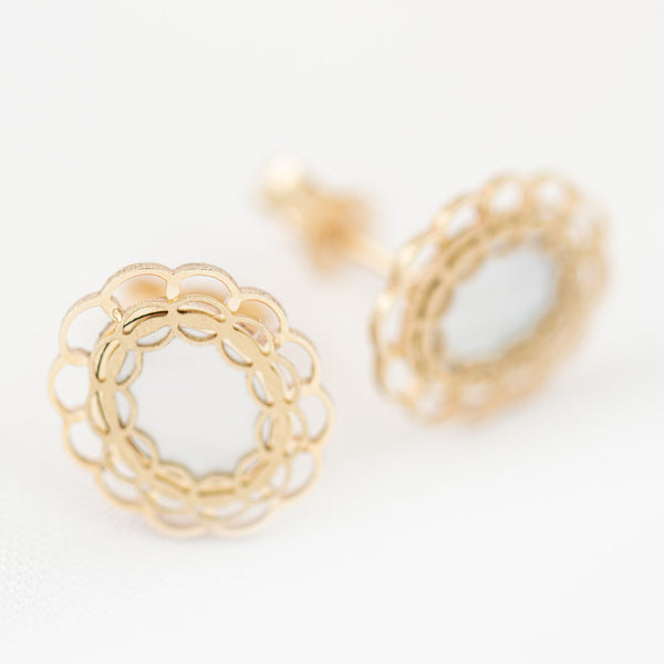 Juego de gargantilla y pulsera eslabón combinado con aplicaciones y aretes con madreperla en oro amarillo 14 kilates.