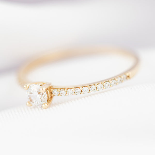 Anillo de compromiso con circonias en oro amarillo 14 kilates