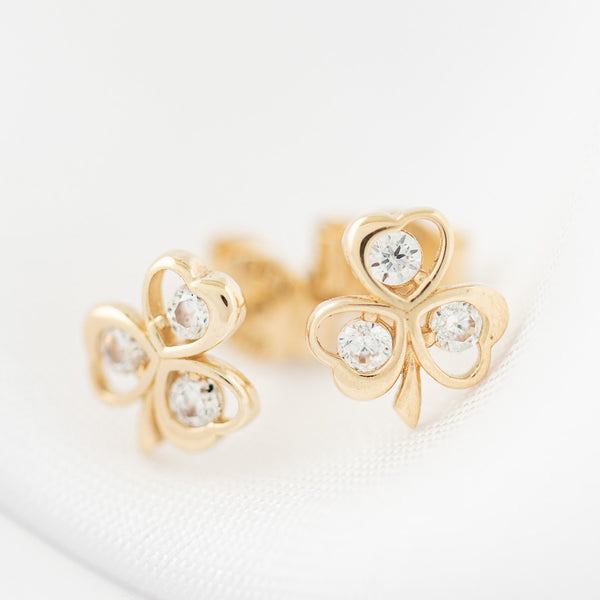 Aretes calados motivo trébol con circonias en oro amarillo 14 kilates.