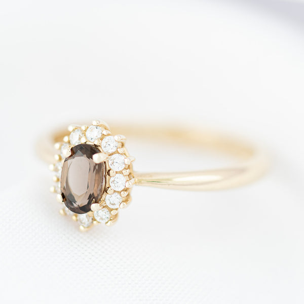 Anillo diseño especial con sintéticos en oro amarillo 14 kilates.