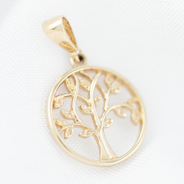 Dije calado motivo árbol en oro amarillo 14 kilates.