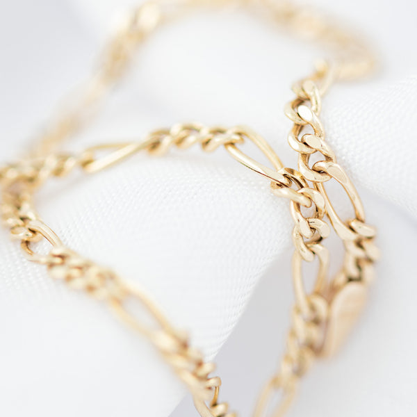 Pulsera de tres eslabones por uno en oro amarillo 14 kilates.