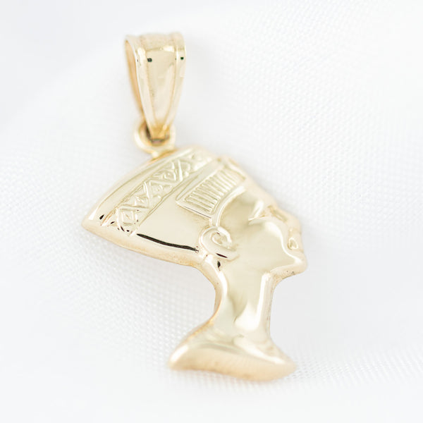 Dije hueco motivo Nefertiti en oro amarillo 14 kilates.