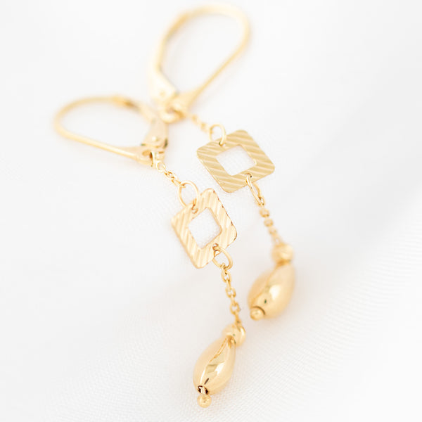 Aretes diseño especial con colgantes en oro amarillo 14 kilates.