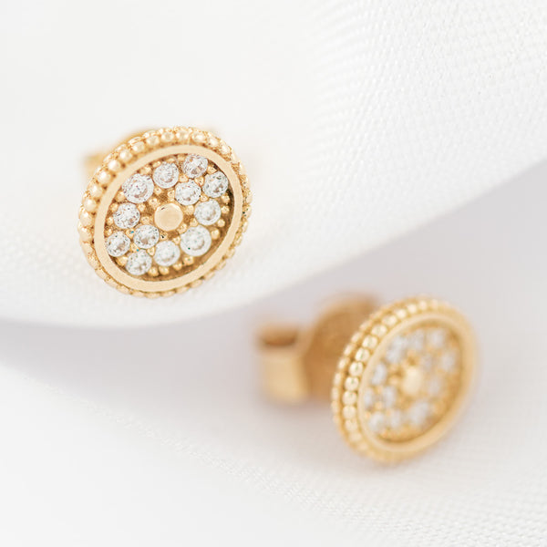 Aretes diseño especial con circonias en oro amarillo 14 kilates.