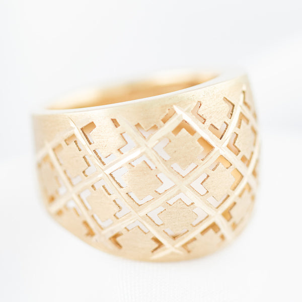 Anillo calado en oro amarillo 14 kilates.