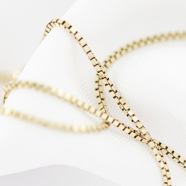 Collar eslabón cruzado cuadrado en oro amarillo 14 kilates.