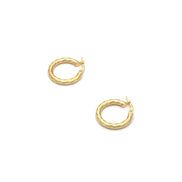 Arracadas estriadas huecas en oro amarillo 14 kilates.