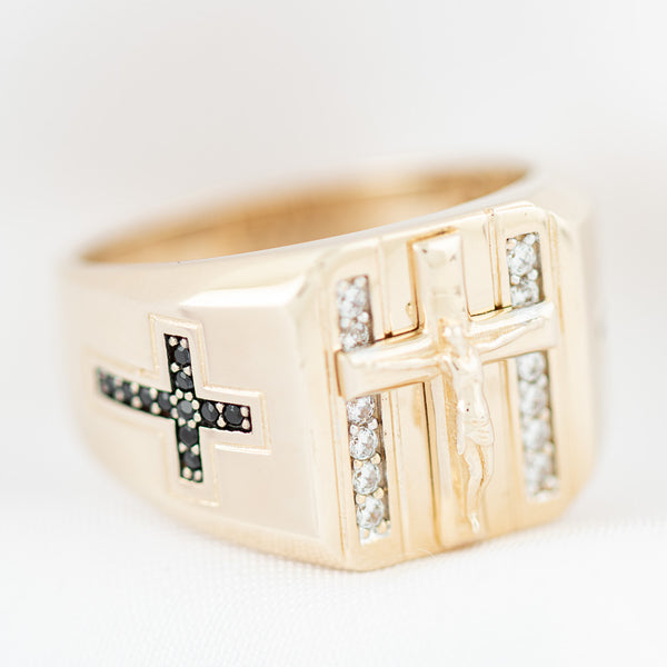 Anillo tipo sello motivo crucifijo con circonias en oro amarillo 14 kilates.