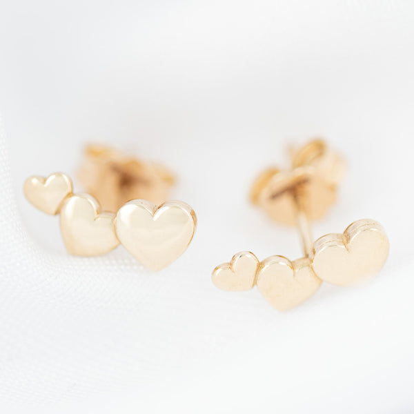 Aretes diseño especial motivo corazones en oro amarillo 14 kilates.