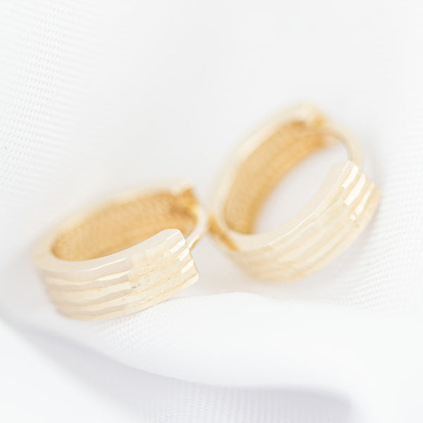 Arracadas articuladas en oro amarillo 14 kilates.