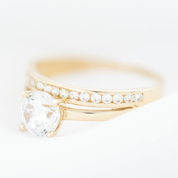 Anillo de compromiso con circonias en oro amarillo 14 kilates.