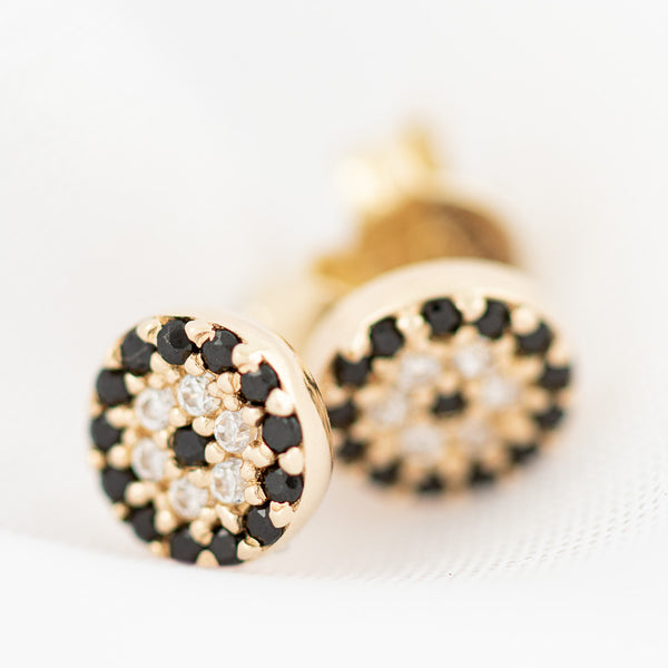 Aretes diseño especial con circonias en oro amarillo 14 kilates.