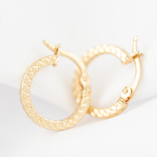 Arracadas facetadas en oro amarillo 14 kilates.