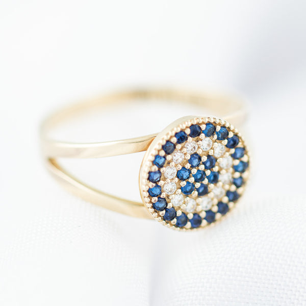 Anillo diseño especial con sintéticos en oro amarillo 14 kilates.