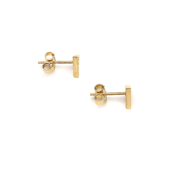 Aretes diseño especial motivo triangulo con circonias en oro amarillo 14 kilates.