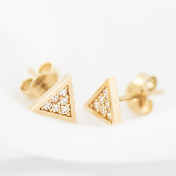 Aretes diseño especial motivo triangulo con circonias en oro amarillo 14 kilates.
