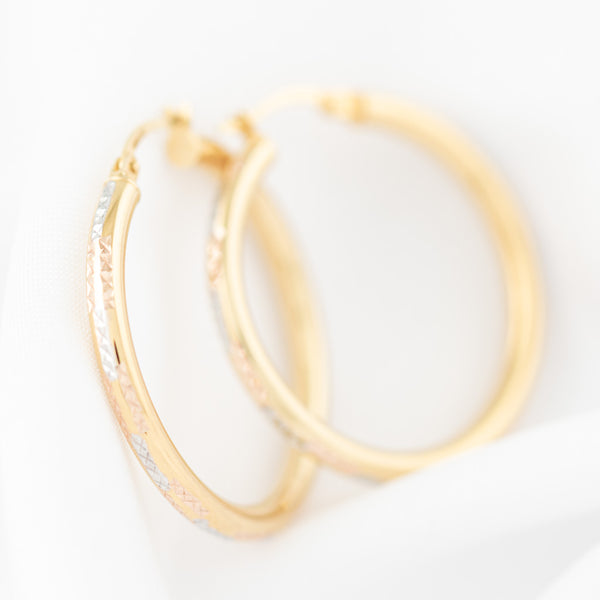 Arracadas facetadas en oro amarillo 14 kilates.