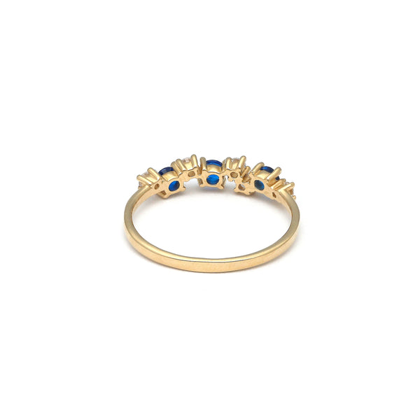 Anillo diseño especial con sintéticos en oro amarillo 14 kilates.