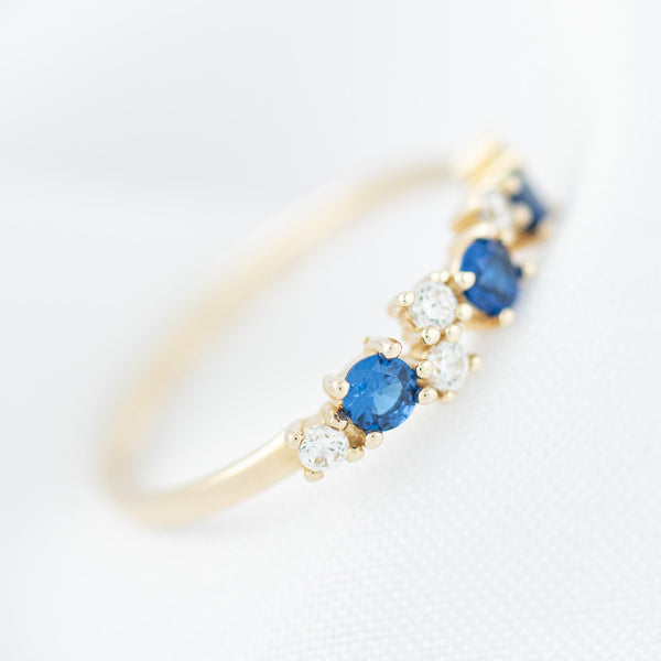 Anillo diseño especial con sintéticos en oro amarillo 14 kilates.