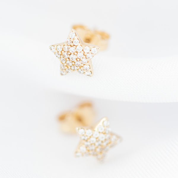 Aretes diseño especial motivo estrella con circonias en oro amarillo 14 kilates.