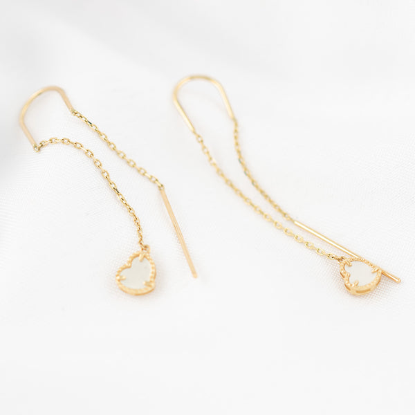 Aretes diseño especial con colgantes motivo corazón y madre perla en oro amarillo 14 kilates.