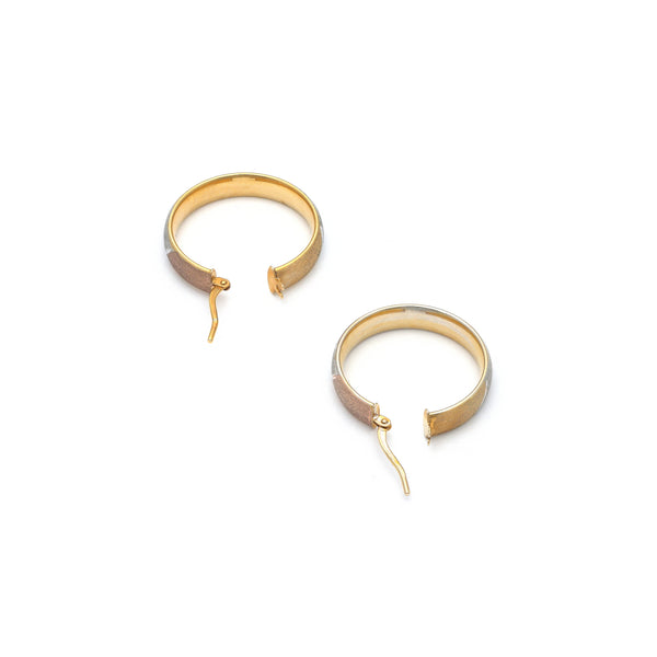 Arracadas huecas en oro amarillo 14 kilates.