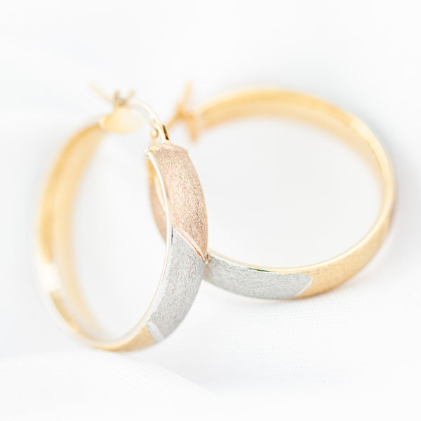 Arracadas huecas en oro amarillo 14 kilates.