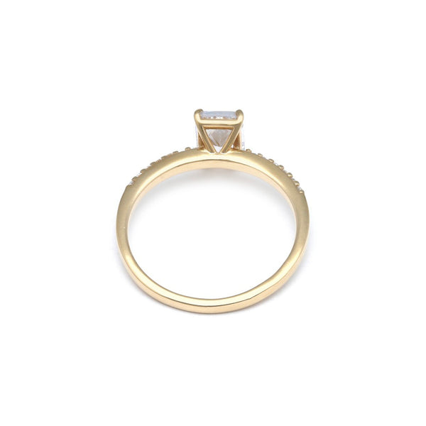 Anillo diseño especial con circonias en oro amarillo 14 kilates.