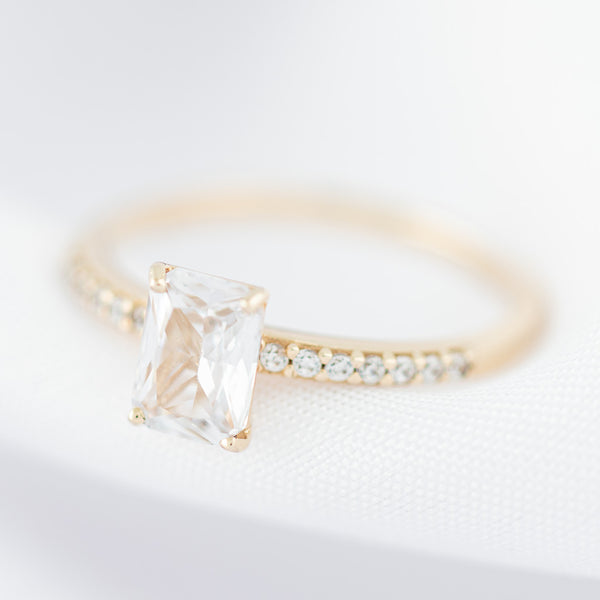 Anillo diseño especial con circonias en oro amarillo 14 kilates.