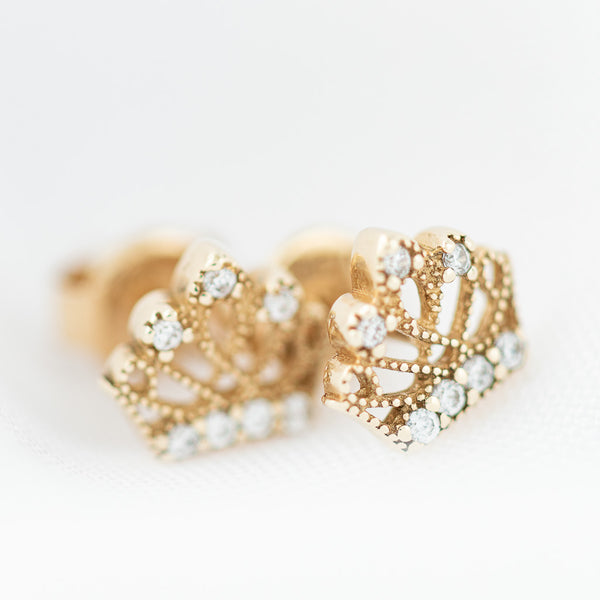 Aretes calados motivo corona con circonias en oro amarillo 14 kilates.