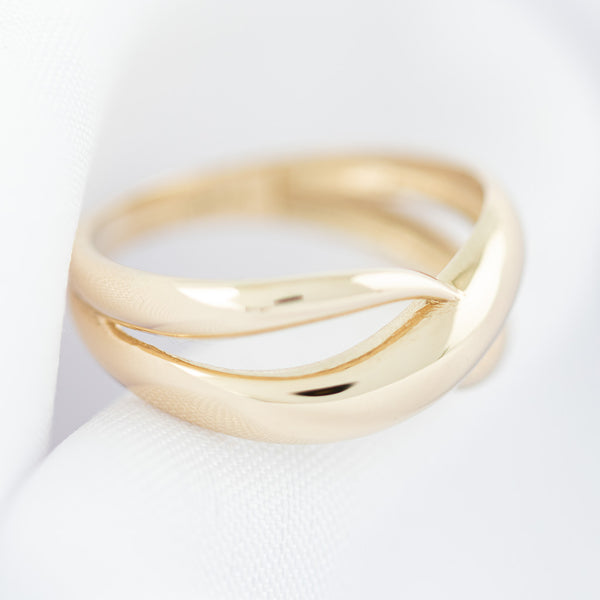 Anillo ondulado en oro amarillo 14 kilates.