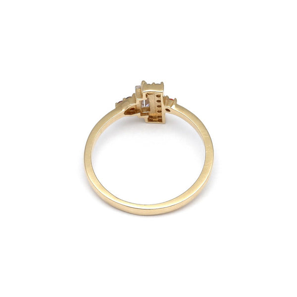 Anillo diseño especial con sintéticos en oro amarillo 14 kilates.