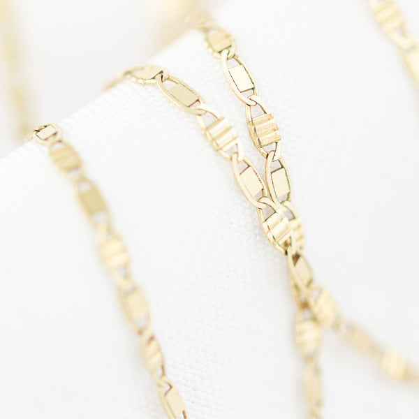 Collar eslabón nudo marino combinado en oro amarillo 14 kilates.