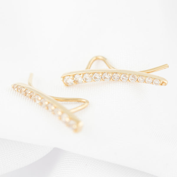 Aretes diseño especial con circonias en oro amarillo 14 kilates.