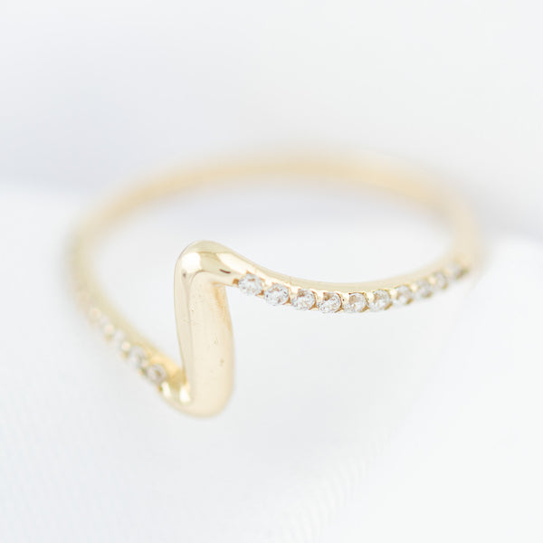 Anillo diseño especial con circonias en oro amarillo 14 kilates.